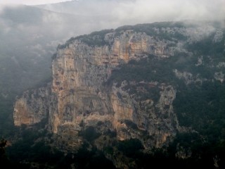 Le pilier dans la brume