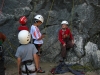 Les plus jeunes au pied de la falaise